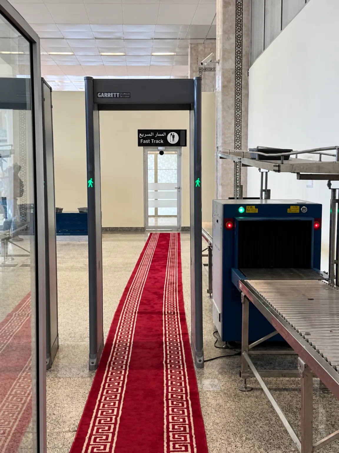 Zone de contrôle de sûreté et panneau Fast Track — 1